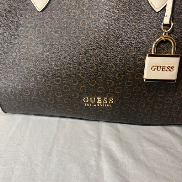 GUESS Oakpark Signature Print handbag/Carryall/Sling Bag Stone MultiColor NWOT - Picture 2 of 12